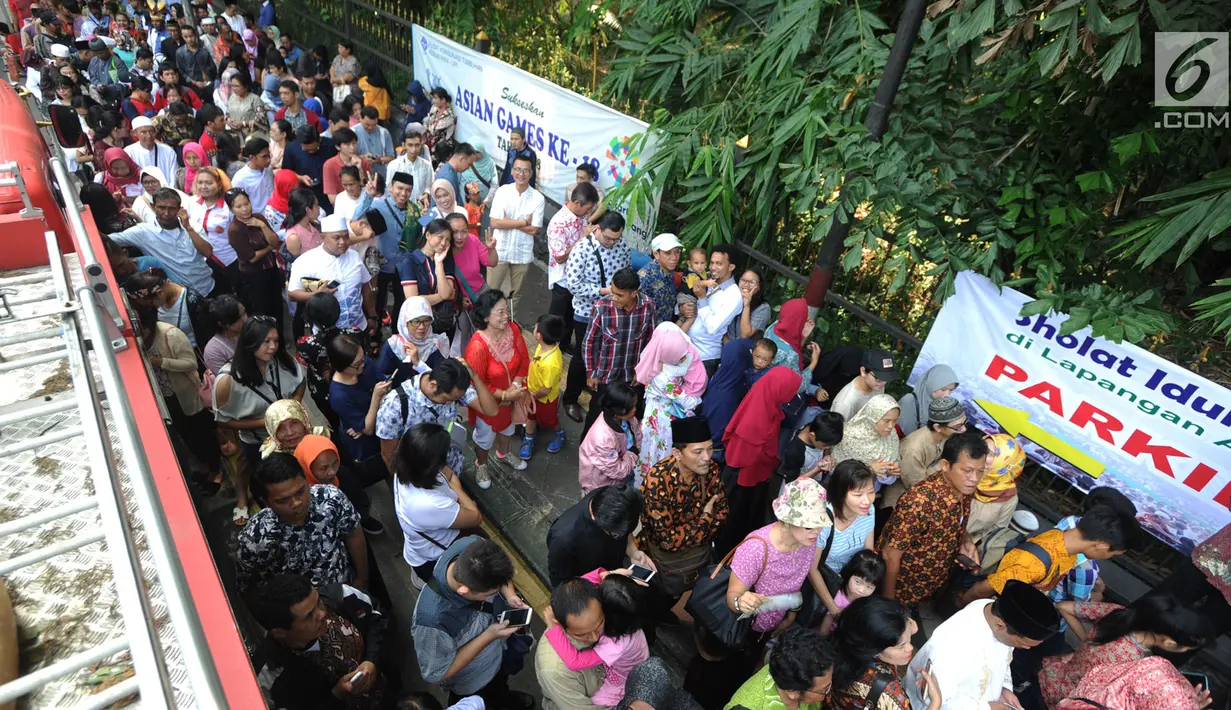 Warga antre masuk ke dalam Istana Bogor saat kegiatan open house Presiden Joko Widodo di Jalan Ir.H.Djuanda, Bogor (15/6). Ribuan warga antre untuk bersalaman mengucapkan selamat Idul Fitri  1439 H. (Merdeka.com/Arie Basuki)