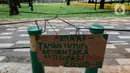 Papan informasi terlihat di Taman Puring, Jakarta, rabu (18/3/2020). Selama sekitar dua pekan itu, taman akan dibersihkan dan disterilisasi untuk mencegah penyebaran virus corona (COVID-19). (Liputan6.com/Johan Tallo)