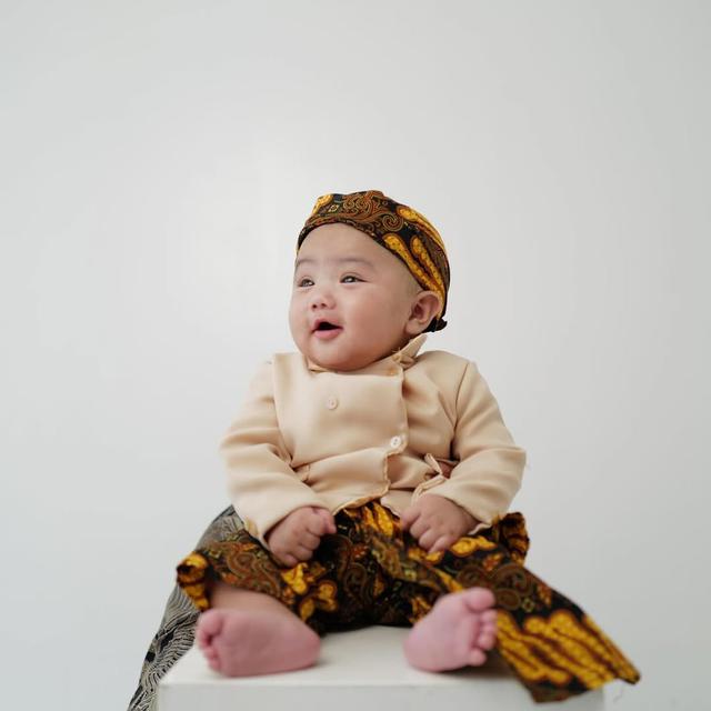 7 Potret Elio Anak Joshua dan Clairine Pakai Blangkon, Gemas Maksimal. (instagram/clairineclay, instagram/jojosuherman)