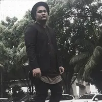 "Selesai urusan. Akhirnya gue masuk sekolah seni. Sesuatu bentuk protes karena gue memang mau menjalani apa yang gue suka, bukan jadi sesuatu yang diinginkan orang. Gue ingin jadi yang diri gue inginkan," ujarnya. (Instagram/virgoun_)