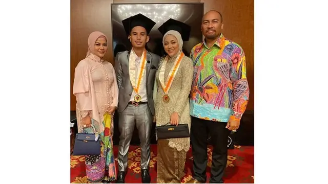 Momen bahagia ini dihadiri oleh keluarga tercinta Rachel Vennya, harmonis banget.