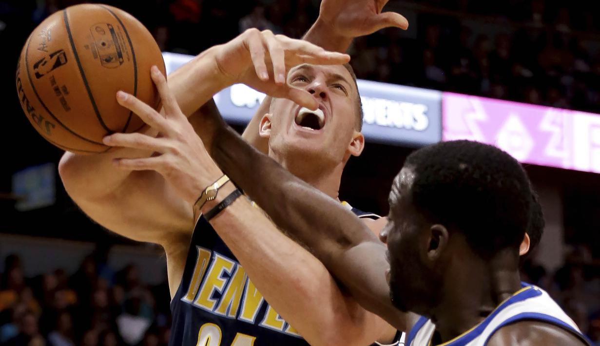 Pebasket Golden State Warriors, Draymond Green, melakukan block kepada pebasket Denver Nuggets, Mason Plumlee, pada laga NBA di Pepsi Center, Denver, Sabtu (4/11/2017). Warriors menang 127-108 atas Nuggets. (AP/Jack Dempsey)