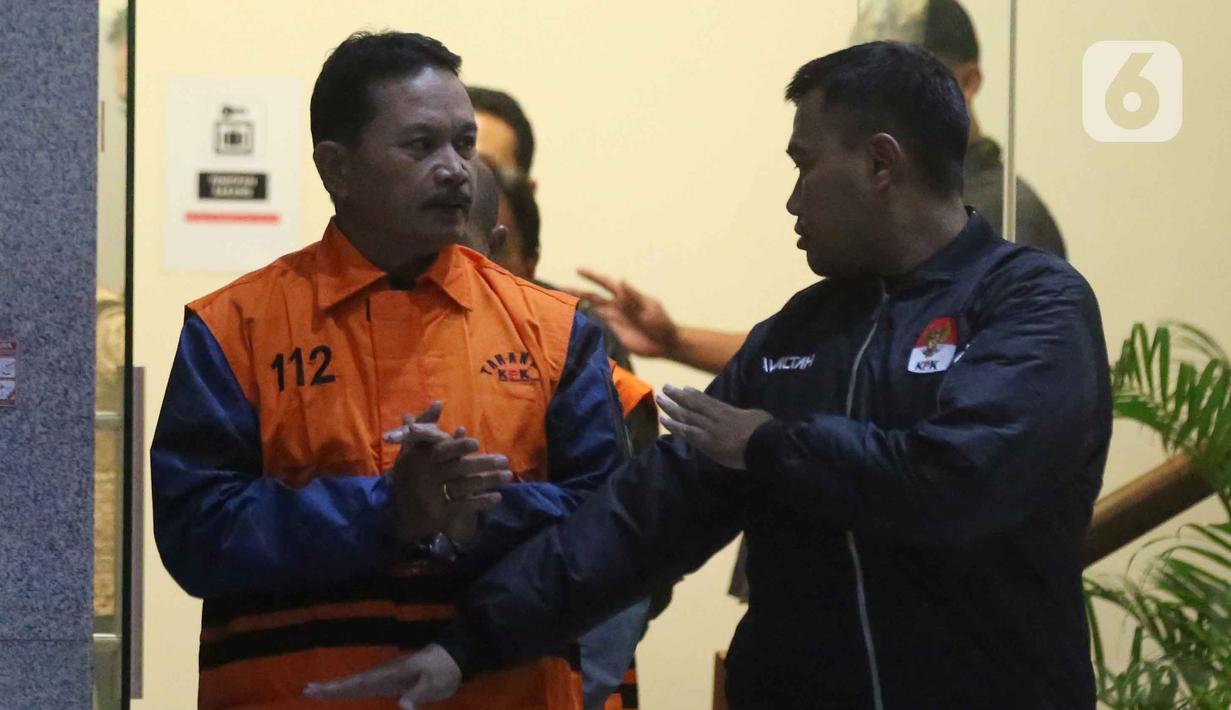 Wali Kota Madiun, Maidi (kiri) dijaga petugas sesaat sebelum menuju mobil tahanan usai pemeriksaan intensif di Gedung Merah Putih Komisi Pemberantasan Korupsi (KPK0, Jakarta, Selasa (20/1/2026). Bersama dua orang lainnya, yakni Rochim Ruhdiyanto selaku orang kepercayaan Maidi dan Thariq Megah selaku Kepala Dinas PUPR Kota Madiun, Komisi Pemberantasan Korupsi (KPK) menetapkan Wali Kota Madiun, Maidi sebagai tersangka sekaligus melakukan penahanan. (Liputan6.com/Helmi Fithriansyah)