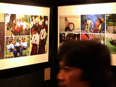 Pengunjung melintas didepan karya foto pada Pameran Papuaku Papuamu di Kuningan City, Jakarta, Selasa (27/12). Sebanyak 117 karya para pewarta foto ditamplkan dalam 40 bingkai. (Liputan6.com/Helmi Fithriansyah)