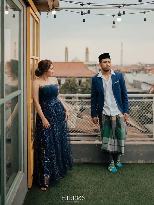 Untuk mengangkat citra Madura, Muslim membuat materi-materi stand up comedy dengan ciri khas ke-Madura-an. Contonya tag line Muslim yang cukup terkenal yakni Aselole Joss. Saat prewedding, Peci yang menjadi ciri khasnya pun tak ketinggalan.(Liputan.com/IG/@tretanmuslim)
