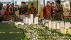 Pengunjung melihat pameran Mega Proyek Kota Mandiri dan Satelit Baru Kota Podomoro Tenjo di Atrium Central Park Jakarta (18/8/2020). Kota Podomoro Tenjo diharapkan menjadi katalisator perekonomian Indonesia sekaligus menginspirasi pelaku usaha properti. (Liputan6.com)