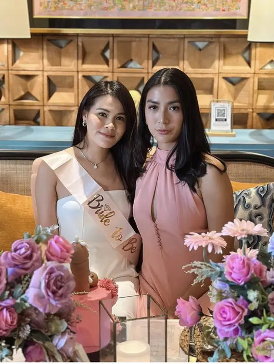 Chen tampil elegan mengenakan pakaian serba putih. Dari atasan model korset warna putih, dipadukan celana panjangnya. [@chengiovanis]