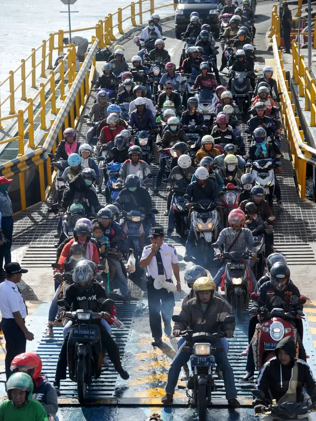 Pemudik yang memakai motor