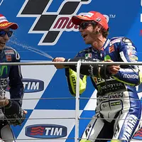 Jorge, Rossi, dan Pedrosa beraksi di atas podium.