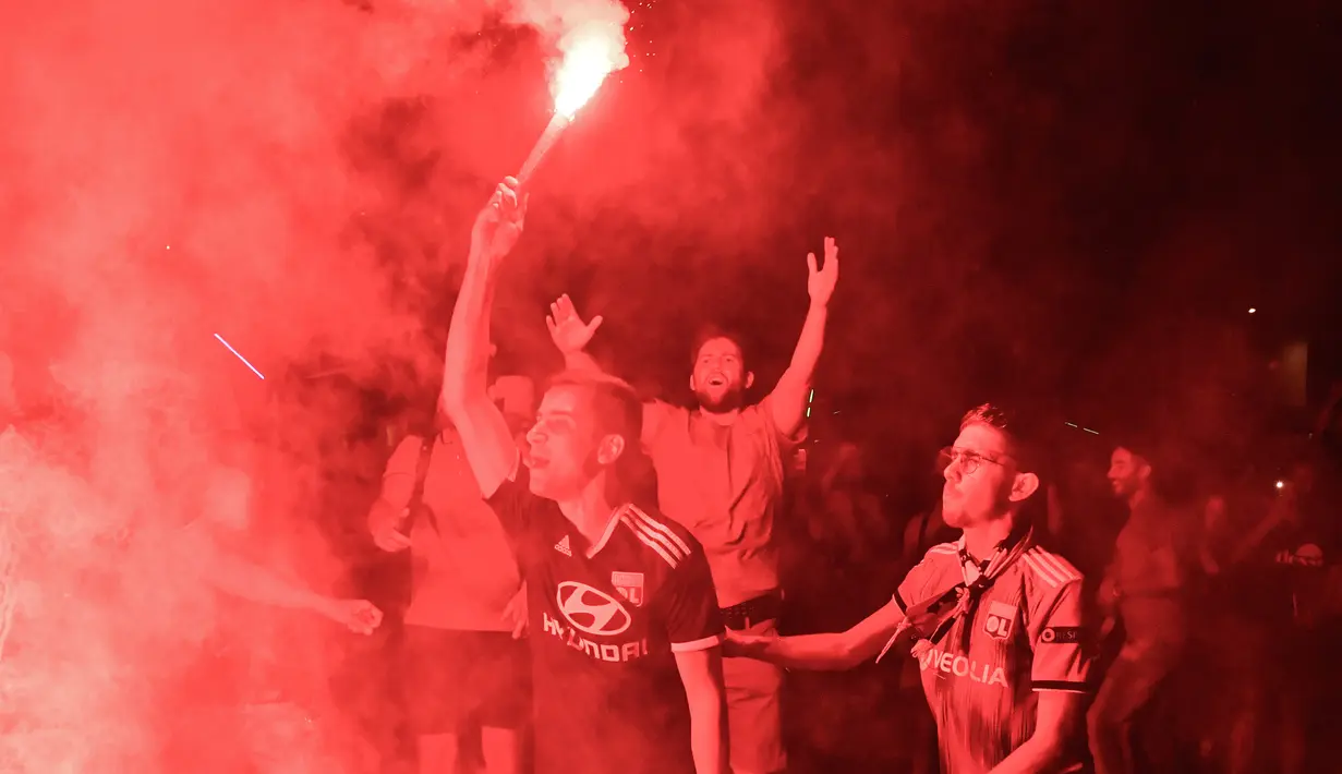 Suporter Lyon membakar suar setelah tim mereka kalah atas Bayern Munchen pada babak Semifinal Liga Champions di Lyon, Prancis (19/8/2020). Lyon takluk 0-3 atas Munchen di stadion Jose Alvalade di Lisbon, Portugal. (AFP Photo/Filippe Desmazes)