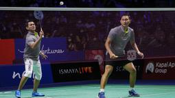 Legenda pebulu tangkis Indonesia, Candra Wijaya (kiri) dan Sony Kuncoro bertanding dalam acara peringatan 50 tahun kerjasama antara Yonex dan PBSI di Istora Senayan, Jakarta, Sabtu (18/06/2022). (Bola.com/Bagaskara Lazuardi)
