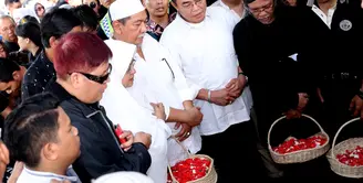 Deddy Mizwar sengaja meluangkan waktu dari tugasnya sebagai Wakil Gubernur Jawa Barat. Ia datang ke TPU Tanah Kusir, Jakarta Selatan. (Wimbarsana/Bintang.com)