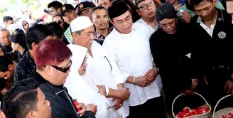 Deddy Mizwar sengaja meluangkan waktu dari tugasnya sebagai Wakil Gubernur Jawa Barat. Ia datang ke TPU Tanah Kusir, Jakarta Selatan. (Wimbarsana/Bintang.com)