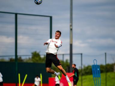 Pemain MU, Mason Mount, menunjukkan kebolehan menyundul bola di udara saat latihan perdana jelang mengarungi musim 2023/2024 yang berlangsung di Carrington, Jumat (7/7/2023). (Twitter/@ManUtd)