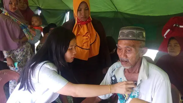 Petugas kesehatan dari PT SRL memeriksa pria lanjut usia yang mengeluh sesak dada akibat kabut asap