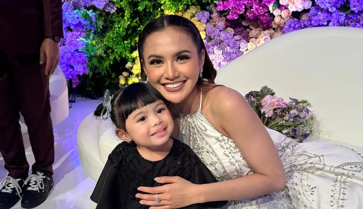 Ditambah tirai tipis di kedua sisi rok yang melengkapi keseluruhan penampilan Mahalini Raharja di momen resepsi ini. [Foto: Instagram/ameenaatta]