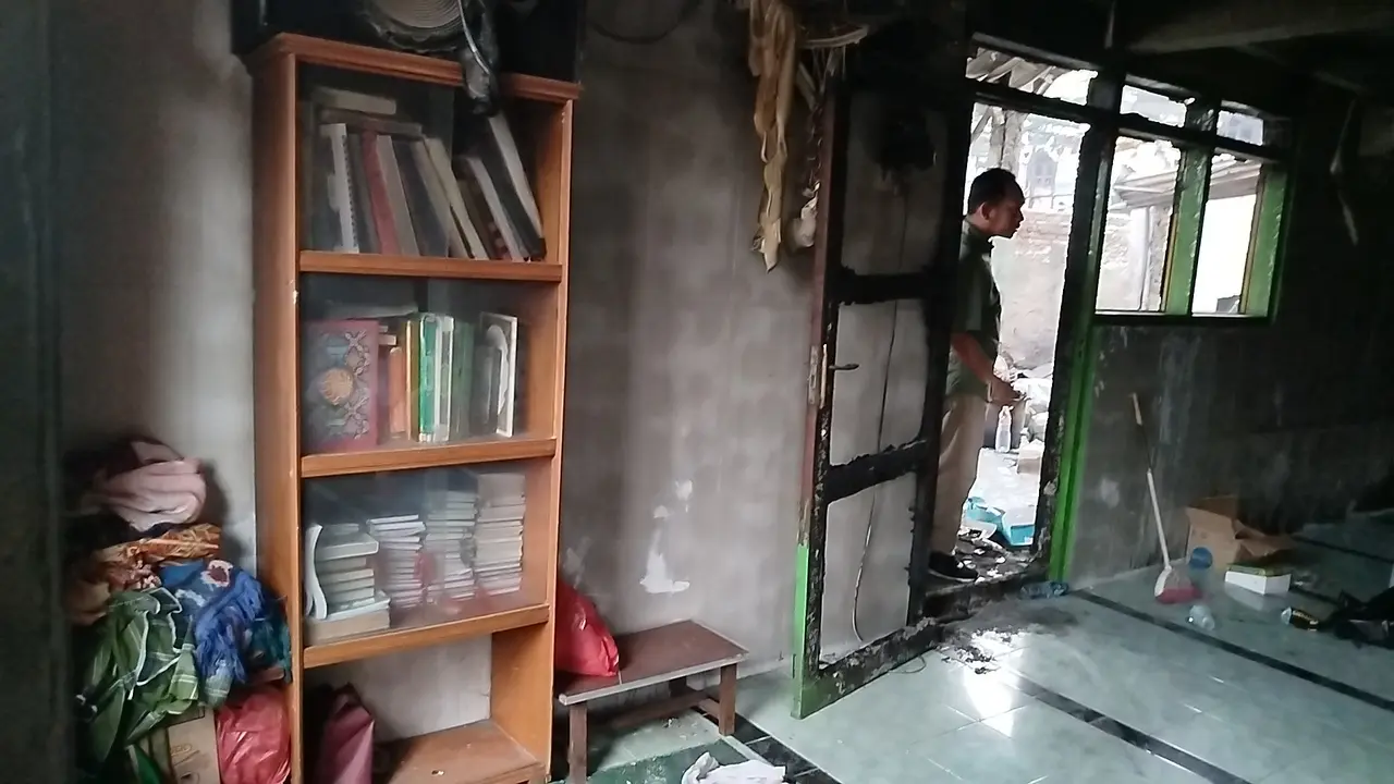 Lemari berisi tumpukan Alquran tetap utuh meski ap membakar habis permukiman di Gempol, Kemayoran. (Liputan6.com/Ady Anugrahadi)
