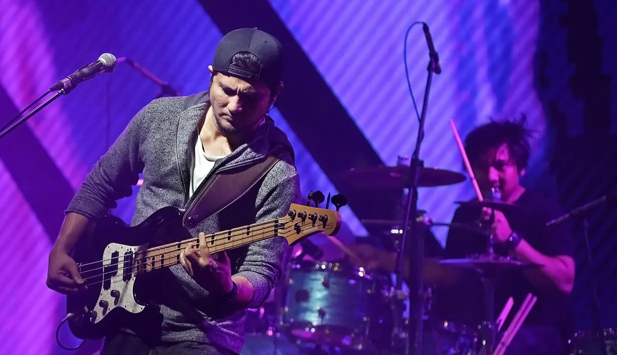 Sheila On 7 konser tunggal bertajuk A Night With Sheila On 7 di Gandaria City, Jakarta Selatan pada Kamis (5/12/2019) malam. (Bambang E Ros/Fimela.com)