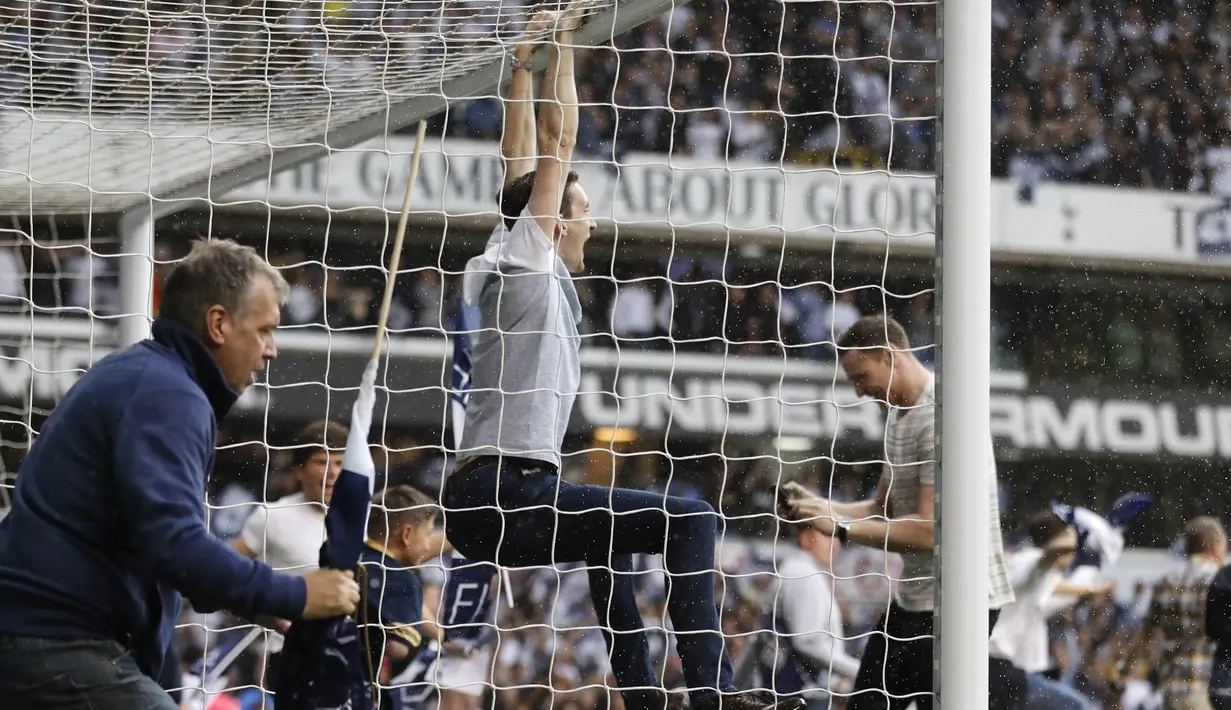 Suporter tumpah ruah di lapangan usai laga Tottenham melawan Manchester United di stadion White Hart Lane, (14/05/2017). Laga tersebut merupakan laga terakhir di White Hart Lane setelah 118 tahun menempati stadion tersebut. (AP/Frank Augstein)