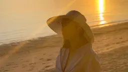 Chelsea Islan terlihat begitu menikmati momen senja di pantai. Kesukaan perempuan kelahiran 2 Juni 1995 terhadap tenangnya suasana pantai memang tak diragukan lagi. Ia sering mengabadikan momen menikmati senja yang seperti bisa menenangkan pikiran Chelsea Islan.(Liputan6.com/IG/@chelseaislan)