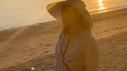 Chelsea Islan terlihat begitu menikmati momen senja di pantai. Kesukaan perempuan kelahiran 2 Juni 1995 terhadap tenangnya suasana pantai memang tak diragukan lagi. Ia sering mengabadikan momen menikmati senja yang seperti bisa menenangkan pikiran Chelsea Islan.(Liputan6.com/IG/@chelseaislan)