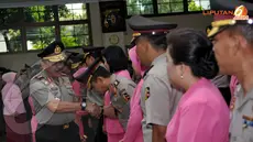 Kapolri Jenderal Timur Pradopo memberkan ucapan selamat kepada para Perwira Tinggi Polri yang baru saja mendapat kenaikan pangkat satu tingkat lebih tinggi (Liputan6.com/ Helmi Fithriansyah)