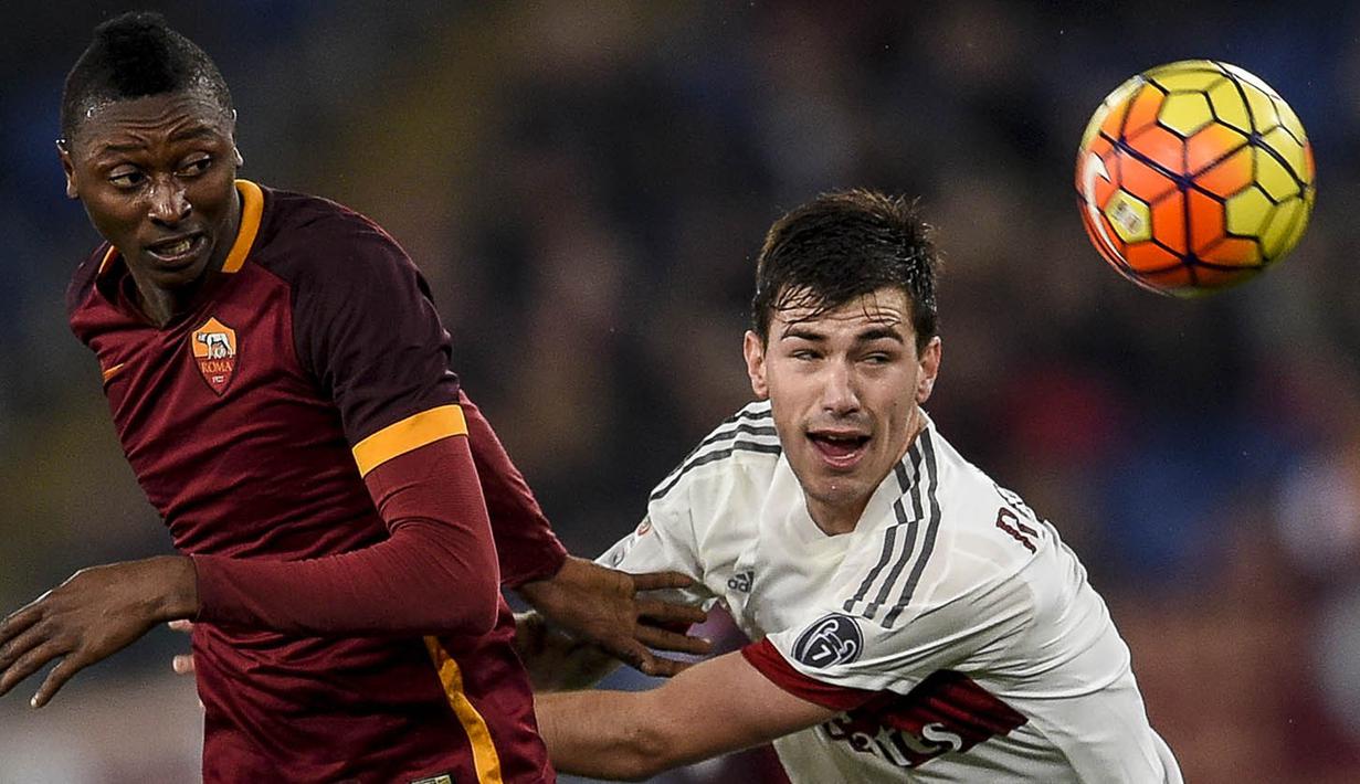 5. Alessio Romagnoli, BBC melaporkan jika Chelsea masih akan terus melakukan penawaran untuk bek AC Milan ini. Sebelumnya Rossoneri sudah menolak mahar senilai 35 juta pounds yang diajukan manajemen The Blues. (AFP/Andreas Solaro)