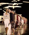 Chanel Summer 2027 di Paris Fashion Week menelusuri beragam sisi Gabrielle Chanel. Matthieu Blazy menghadirkan dialog lewat tailoring ringan, flou, hingga smock (dok. Chanel)