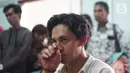 Aktor Jefri Nichol mendengarkan pembacaan tuntutan saat mengikuti sidang lanjutan di Pengadilan Negeri Jakarta Selatan, Senin (21/10/2019).  Jefri Nichol dituntut 10 bulan penjara serta direkomendasikan untuk menjalani rehabilitasi rawat jalan. (Liputan6.com/Immanuel Anto
