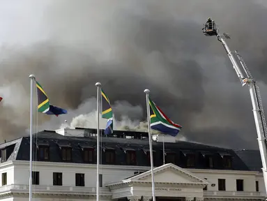 Asap mengepul dari Gedung Parlemen di Cape Town, Afrika Selatan, 3 Januari 2022. ​Setelah sempat berhasil dipadamkan, api kembali mengamuk dan membakar Gedung Parlemen Afrika Selatan. (AP Photo/Nardus Engelbrecht)