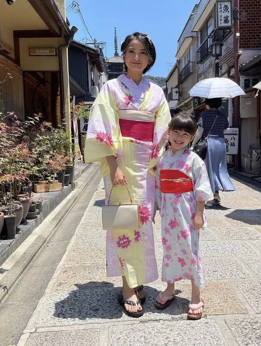 Acha mengenakan kimono bernuansa pink dan kuning yang memiliki motif serta obi merahnya, dan sandal hitamnya. Rambut pixie cut pun dihiasi dengan aksesori khas perempuan Jepang. 
 (@septriasaacha)