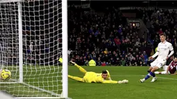 Gelandang Chelsea, Christian Pulisic, mencetak gol ke gawang Burnley pada laga Premier League di Stadion Turf Moor, Burnley, Sabtu (26/10). Burnley kalah 2-4 dari Chelsea. (AP/Anthony Devlin)