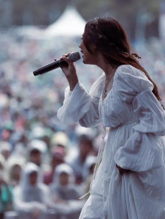 Mana penampilan manggung Nadin Amizah yang jadi favoritmu? [Foto: Instagram/cakecaine]