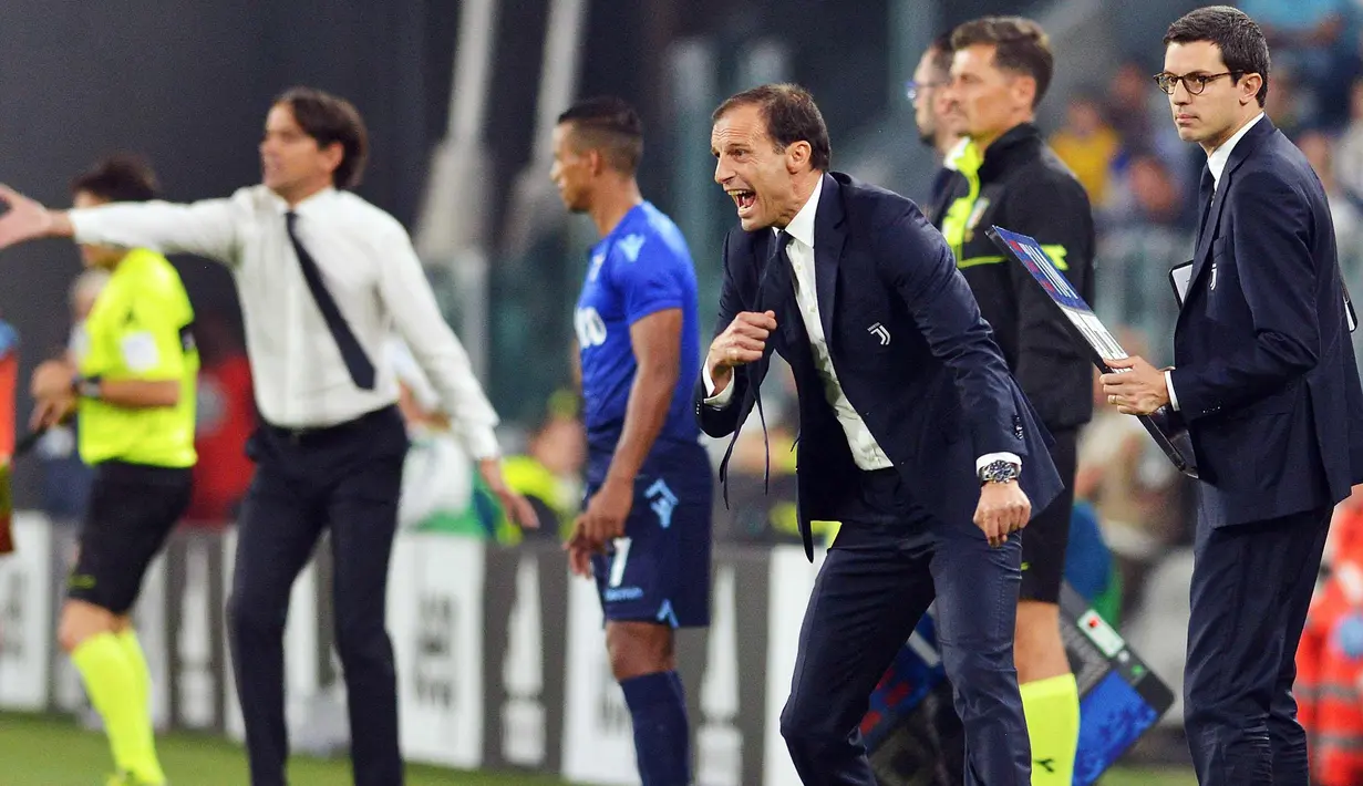 Pelatih Juventus, Massimiliano Allegri mengintruksikan pemainnya saat bertanding melawan Lazio pada lanjutan Liga Serie A Italia di Stadion Allianz di Turin, (14/10). Juventus kalah 2-1 atas Lazio. (Alessandro Di Marco / ANSA via AP)