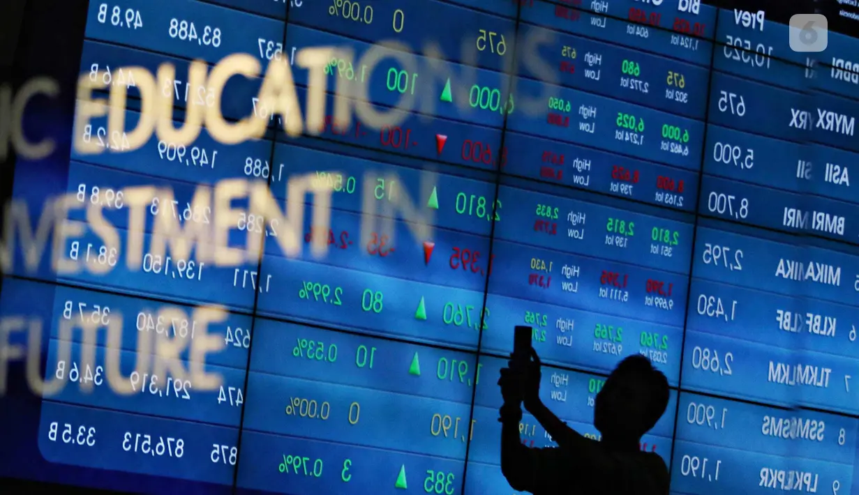 Pengunjung melintas di dekat monitor perkembangan saham di Bursa Efek Indonesia, Jakarta, Senin (2/11).  Indeks Harga Saham Gabungan (IHSG) di Bursa Efek Indonesia (BEI) pada Senin dibuka melemah sebesar 12,76 poin. (Liputan6.com/Immanuel Antonius)