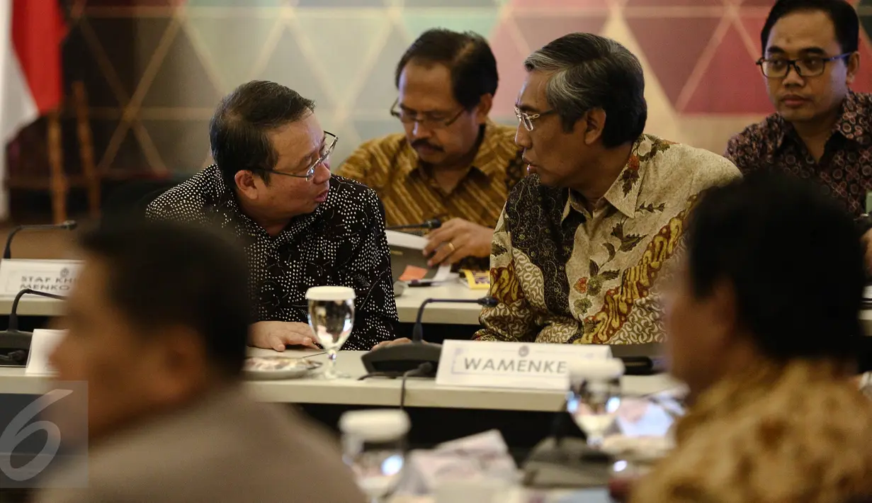 sebelum rapat koordinasi bersama tingkat menteri di Kementerian PMK, Jakarta, Jumat (2/9). Rapat koordinasi tersebut terkait antisipasi banjir dan tanah longsor. (Liputan6.com/Faizal Fanani)