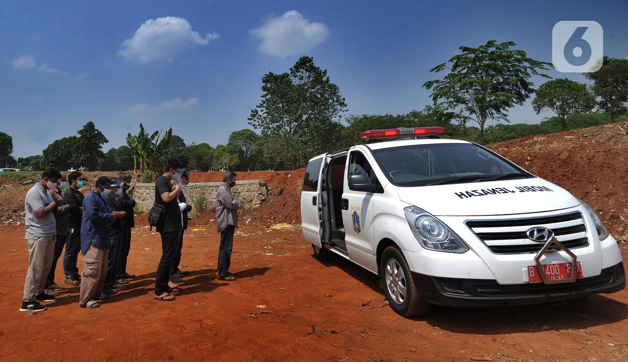 Keluarga koban Covid-19 melakukan salat jenazah sebelum pemakaman di TPU Pondok Ranggon, Jakarta Senin (7/9/2020). Petugas pemakaman mengatakan terjadi lonjakan jenasah yang terjadi dalam satu bulan lebih terakhir dengan  memakamkan lebih  30 jenazah dalam satu hari. (merdeka.com/Arie Basuki)