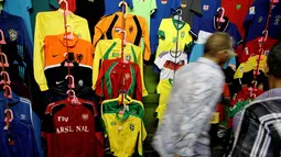 Penjual jersey atau baju seragam berlogokan tim Piala Dunia 2014 banyak bermunculan di sejumlah kawasan Jakarta, Rabu (11/6/14). (Liputan6.com/Faizal Fanani)