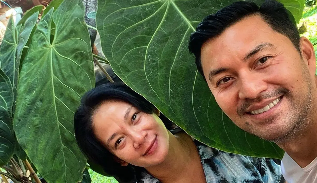 Salah satu persamaan hobi Anjasmara dan Dian Nitami adalah merawat tumbuhan hijau. Kendati masih disibukkan dengan pekerjaan sebagai aktor, merawat tanaman tetap menjadi rutinitas mereka di pagi hari. (Instagram/anjasmara)