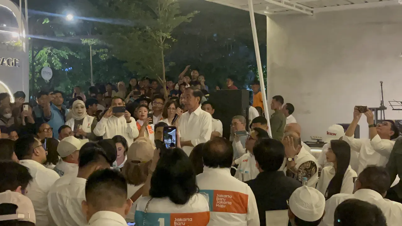 Jokowi dalam sambutannya saat pertemuan dengan calon gubernur Jakarta Ridwan Kamil dan jajaran politikus di parpol KIM, relawan, hingga influencer di kafe Kaizen Heritage, Jakarta Pusat, Minggu (18/11/2024). (Liputan6.com/Winda Nelfira)