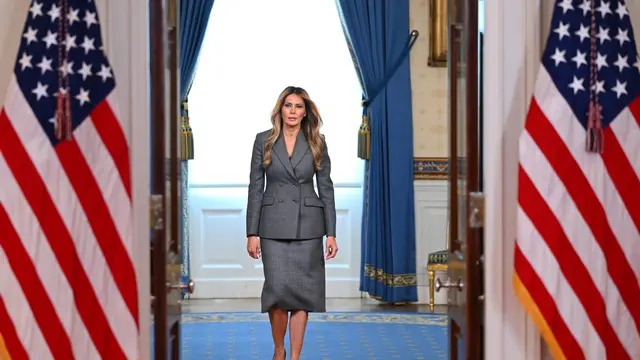 Gaya Formal Melania Trump Saat Jelaskan Hubungannya dengan Penjahat Seksual Jeffrey Epstein