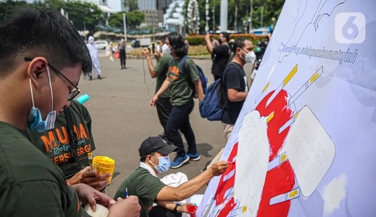 Sejumlah orang yang yang tergabung dalam Koalisi Masyarakat Peduli Kesehatan (KOMPAK) melukis saat menggelar aksi #ParadeMural di kawasan Patung Arjuna Wijaya, Jakarta, Rabu (17/11/2021). Aksi juga dilakukan untuk menyambut Hari Kesehatan Nasional 2021. (Liputan6.com/Faizal Fanani)