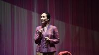 Happy Salma memerankan sosok Inggit Garnasih dalam pentas Monolog Inggit Garnasih yang berlangsung pada Jumat dan Sabtu, 20--21 Mei 2022. (dok. Titimangsa Foundation)