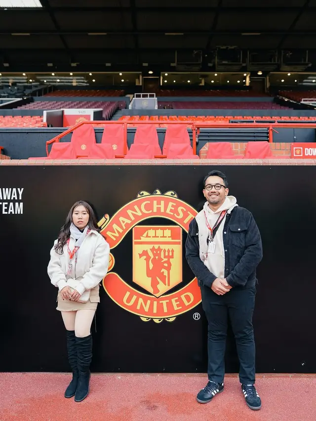 10 Potret Kiky Saputri Liburan di Inggris, Kunjungi Stadion Old Trafford