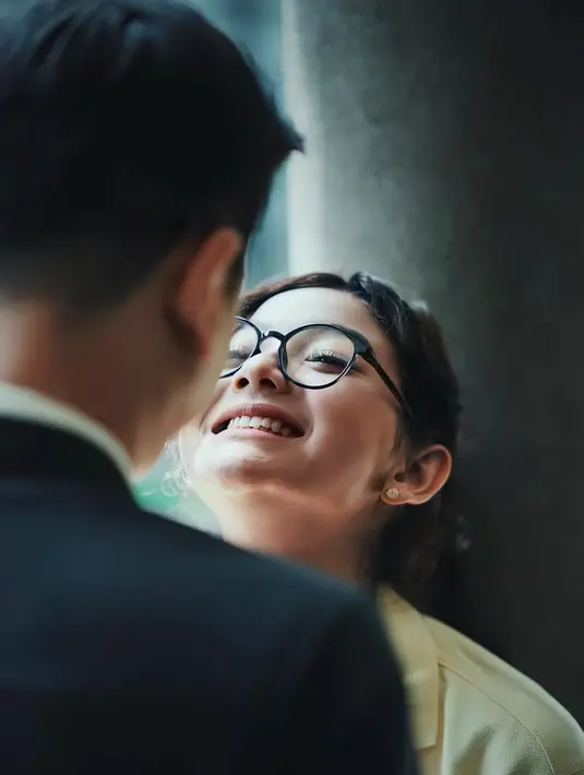 Rendi dalam video tersebut bahkan membuat sebuah puisi untuk Glenca. Ia mengaku merasa bahagia ketika dekat dengan Glenca. (Instagram/glencachysaraofficial)