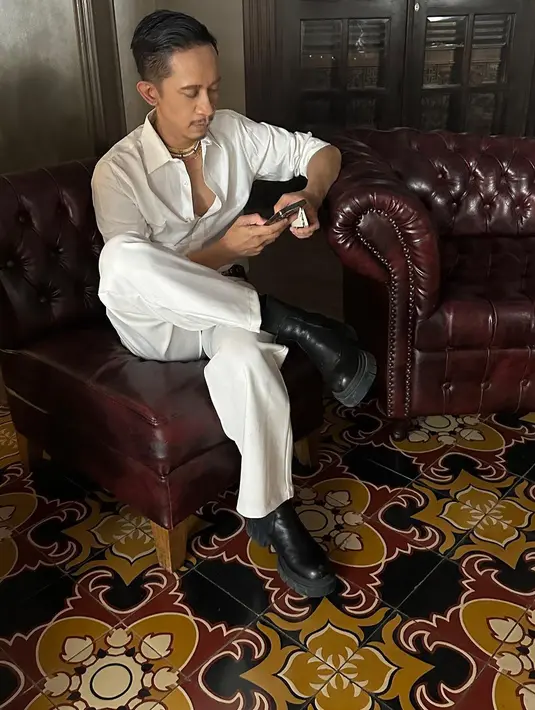 Momen lainnya Aming terlihat gagah ketika ia mengenakan outfit serba putih ini. Ia mengenakan kemeja lengan panjang putih polos dengan beberapa kancing atas yang dibuka, dipadu mengenakan celana jeans putih dan sepatu hitam. [Foto: Instagram/amingisback]