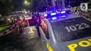 Polisi berjaga saat penyekatan jalan di kawasan Pasar Baru, Jakarta, Kamis (31/12/2020). Polda Metro Jaya menutup sejumlah ruas jalan selama Car Free Night dan Crowd Free Night pada malam Tahun Baru 2021 untuk mencegah penyebaran COVID-19. (Liputan6.com/Faizal Fanani)