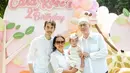 Cara Rose berpose bersama kakek, nenek, juga pamannya. (Foto: Instgaram/ riantic)