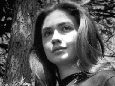 Ekspresi Hillary Clinton saat memandangi Danau Waban ketika masih menjadi mahasiswi Wellesley College di Boston, Massachusetts, AS. (Wellesley College Archives/Handout via REUTERS)