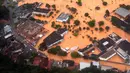 Tampak sejumlah bangunan terendam banjir yang melanda wilayah Franco da, sekitar 26 km dari Sao Paulo, Brasil, Jumat (11/3). Hujan deras yang mengakibatkan banjir dan longsor tersebut menewaskan sedikitnya 19 orang. (AFP PHOTO/Marcel Naves) 